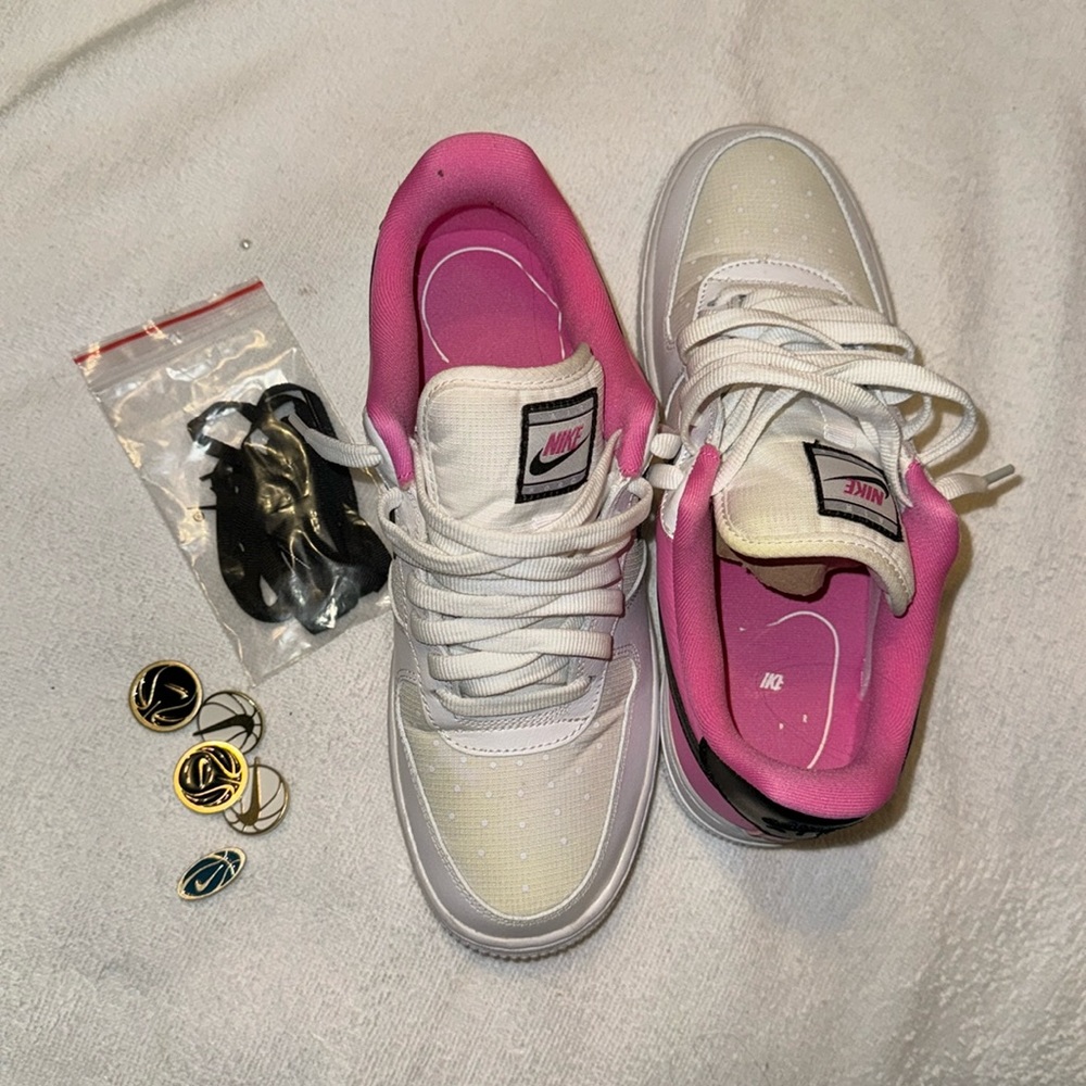 Nike women 
In box 
Only worn once 
Black, pink and white colors
